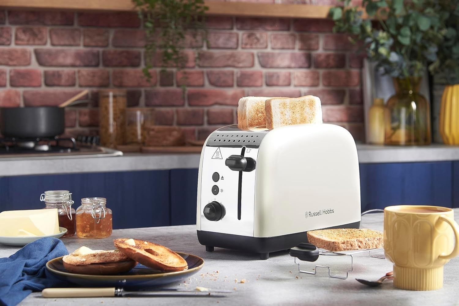 Russell Hobbs Broodrooster [Twee snedes] Colours Plus RVS Crème (Extra Brede Broodsleuven, incl. Opwarmrekje, 6 Bruiningsinstellingen + Ontdooi Functie, Lift & Look, 1600 Watt) 26551-56