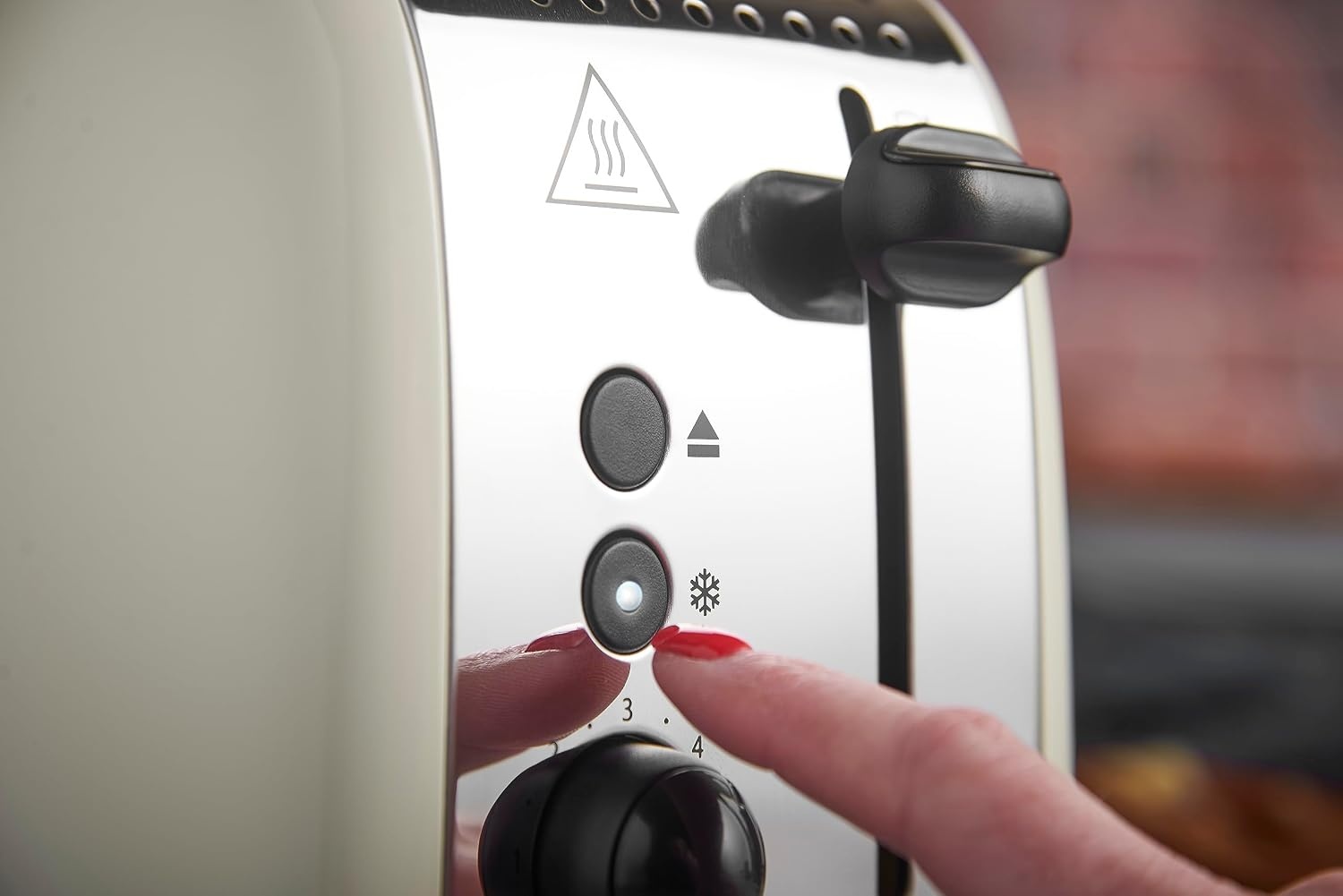 Russell Hobbs Broodrooster [Twee snedes] Colours Plus RVS Crème (Extra Brede Broodsleuven, incl. Opwarmrekje, 6 Bruiningsinstellingen + Ontdooi Functie, Lift & Look, 1600 Watt) 26551-56