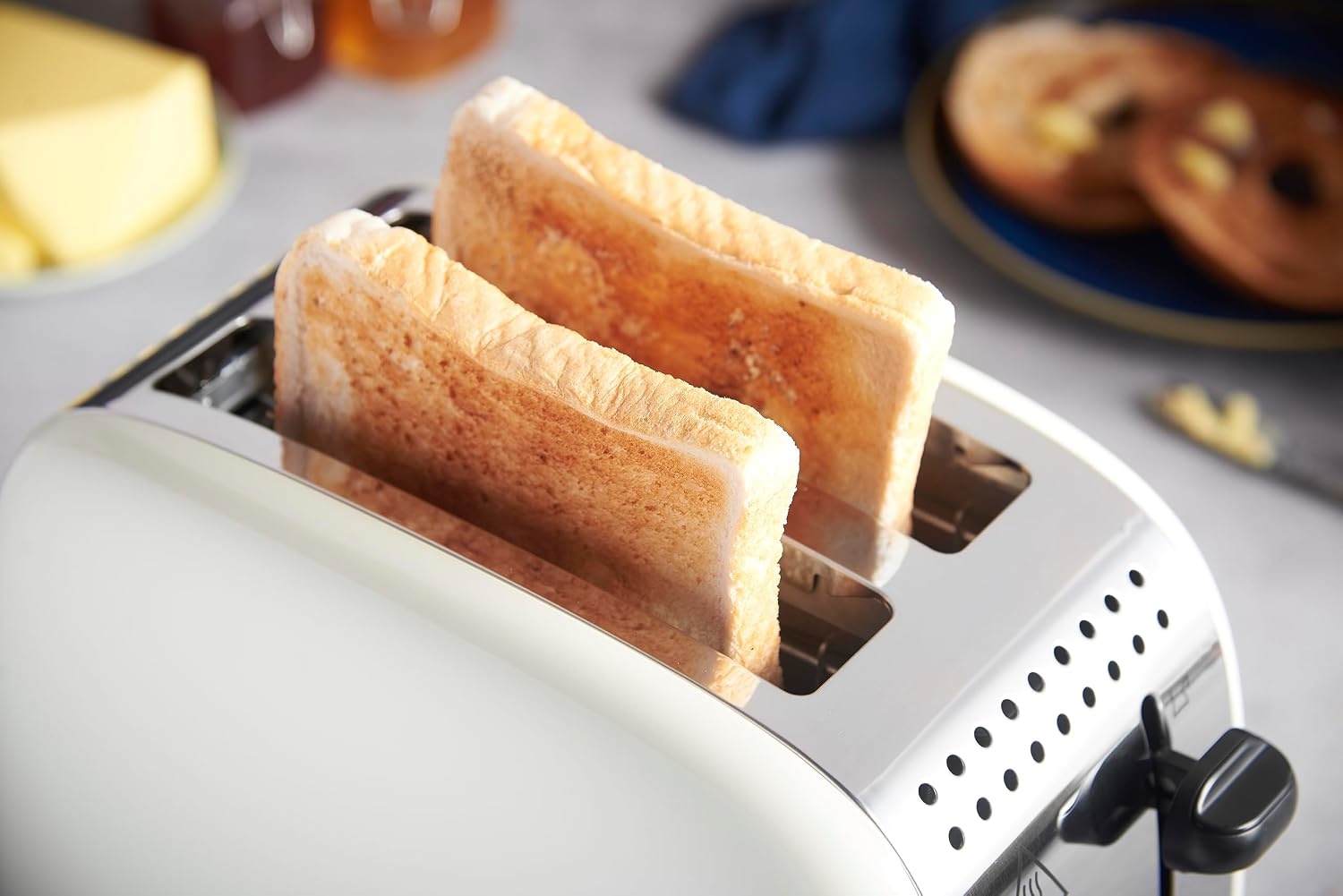 Russell Hobbs Broodrooster [Twee snedes] Colours Plus RVS Crème (Extra Brede Broodsleuven, incl. Opwarmrekje, 6 Bruiningsinstellingen + Ontdooi Functie, Lift & Look, 1600 Watt) 26551-56
