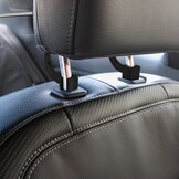 Relaxdays kledinghanger auto voor hoofdsteun, set van 2, antislip, staal, kleerhanger voor autostoel, zilver/zwart