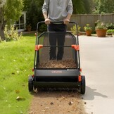 VEVOR Handmatige Gazonveger 66 cm - 26 inch Blad- en Grasverzamelaar met 7 cu. ft. Opvangzak - Zwart/Oranje