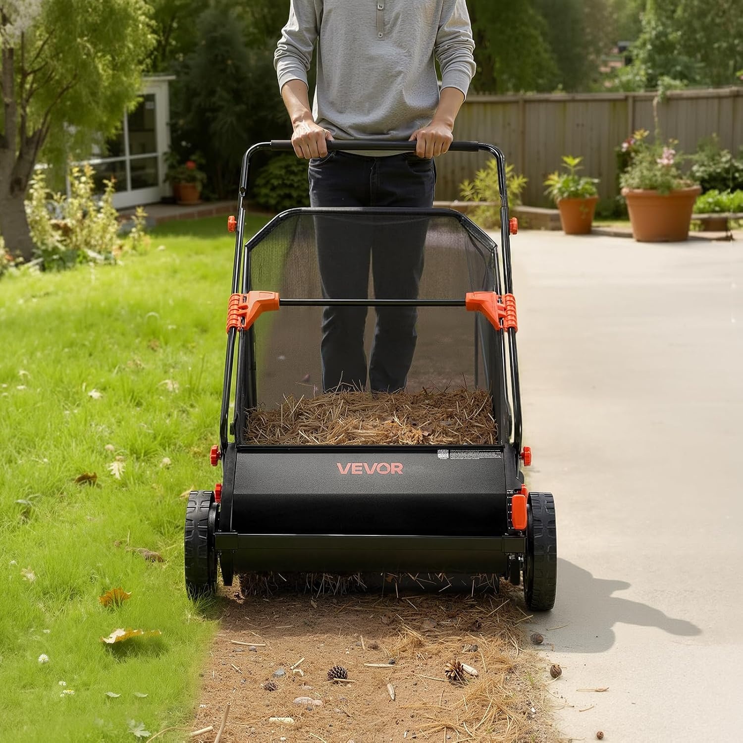 VEVOR Handmatige Gazonveger 66 cm - 26 inch Blad- en Grasverzamelaar met 7 cu. ft. Opvangzak - Zwart/Oranje