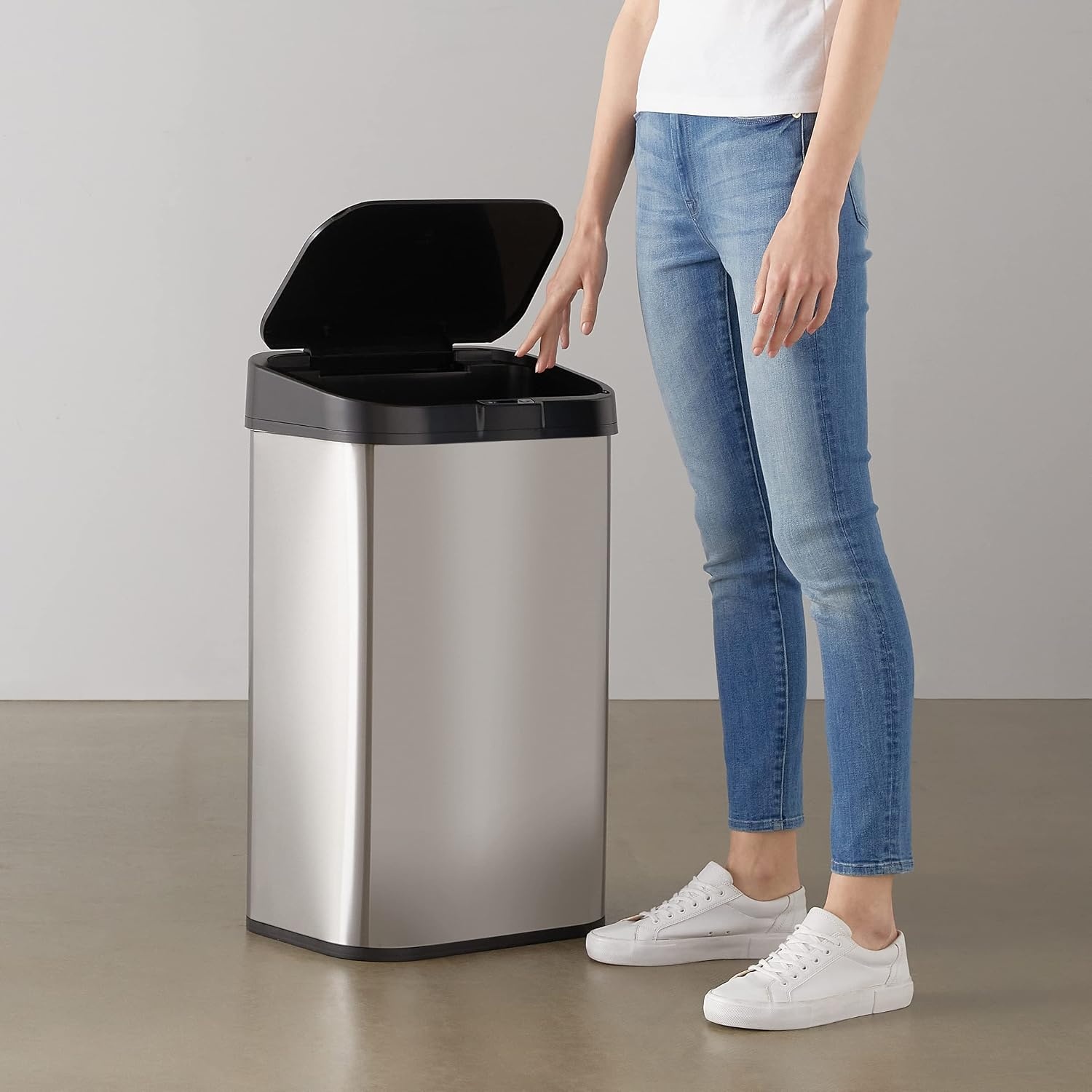 Amazon Basics Afvalbak, 60 liter, rechthoekig, roestvrij staal, met handsfree-bewegingssensor, zwart, zilver