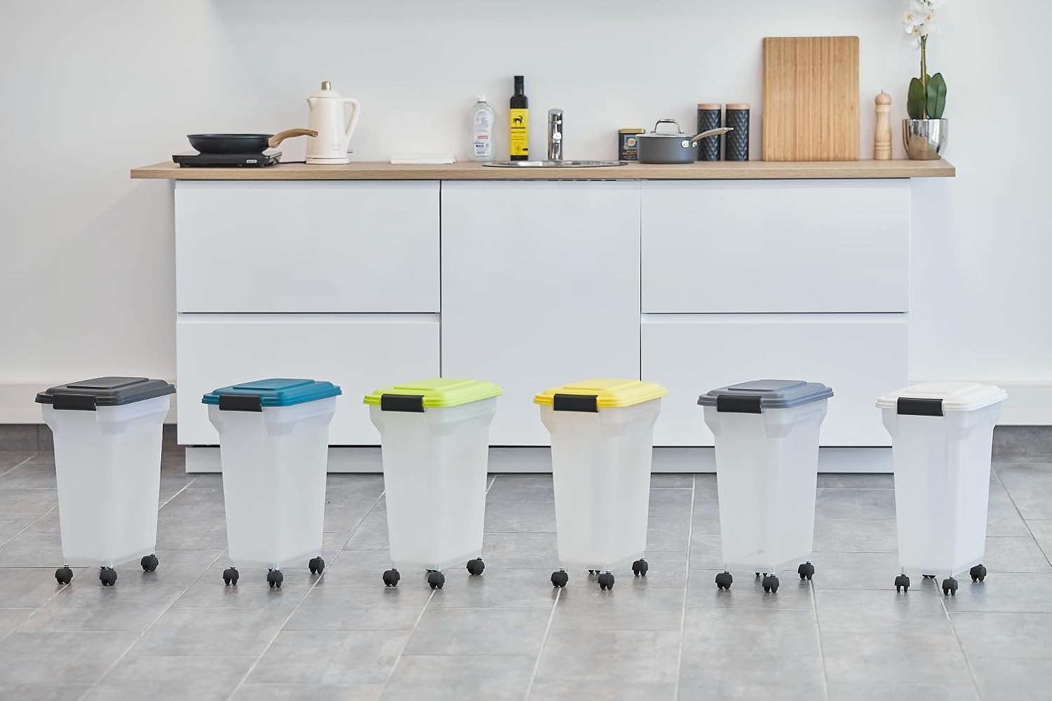 Iris Ohyama, Doos, Plastic voedselcontainer met schep en wielen, L46 x D34 x H50,5 cm, Luchtdicht, BPA-vrij, Voor honden en katten, ATS-L, Eendblauw