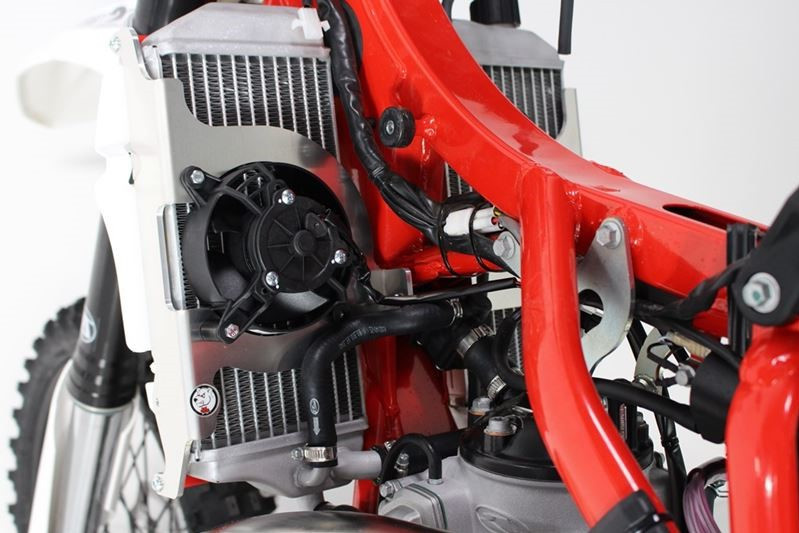 AXP Kühlerschütz Beta 125RR / 200RR / 250RR / 300RR ( 2020 - 2024 ) - Rote Abstandshalter
