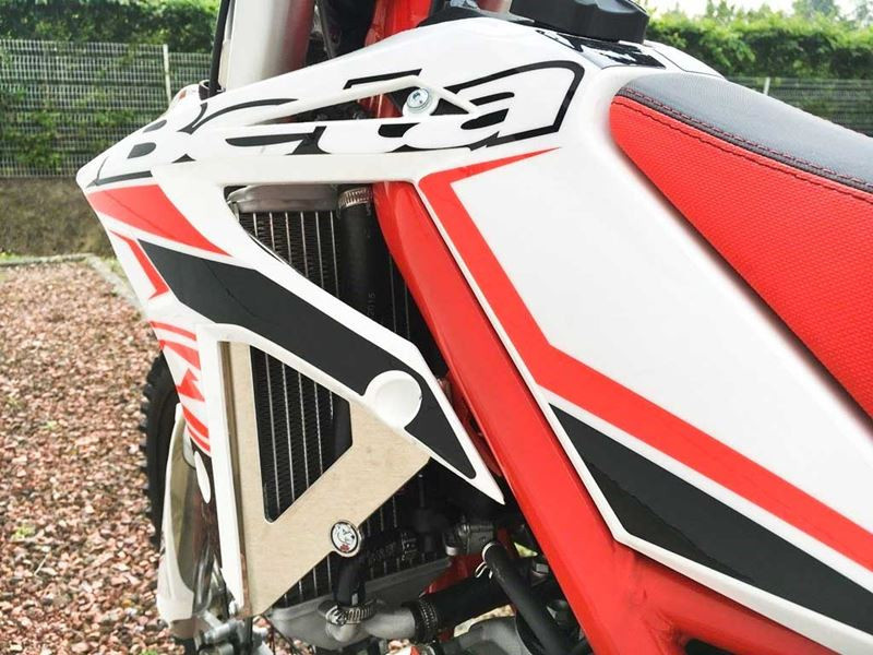 AXP Kühlerschütz Beta 250/300 Xtrainer ( 2016 - 2022 ) - Schwarz Abstandshalter
