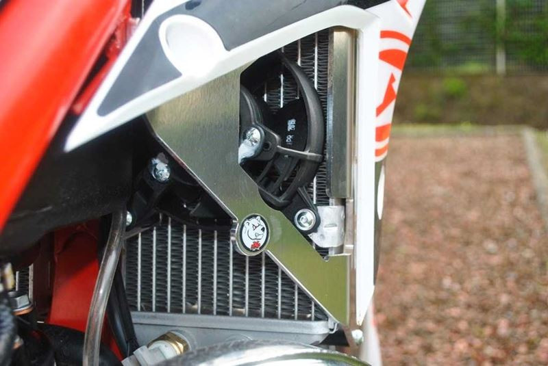 AXP Kühlerschütz Beta 250/300 Xtrainer ( 2016 - 2022 ) - Schwarz Abstandshalter