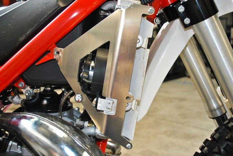 AXP Kühlerschütz Beta 250/300 Xtrainer ( 2016 - 2022 ) - Schwarz Abstandshalter