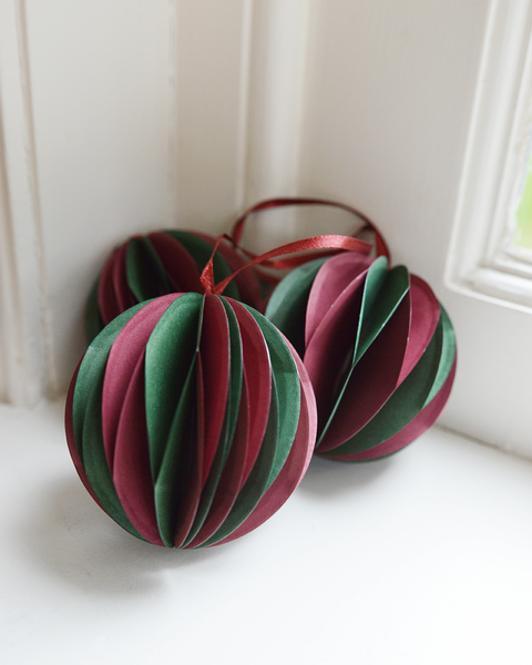 10x 2 COLOURED XMAS RED AND XMAS GREEN PAPER BALL