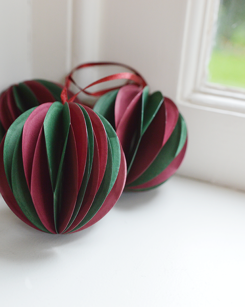 10x 2 COLOURED XMAS RED AND XMAS GREEN PAPER BALL