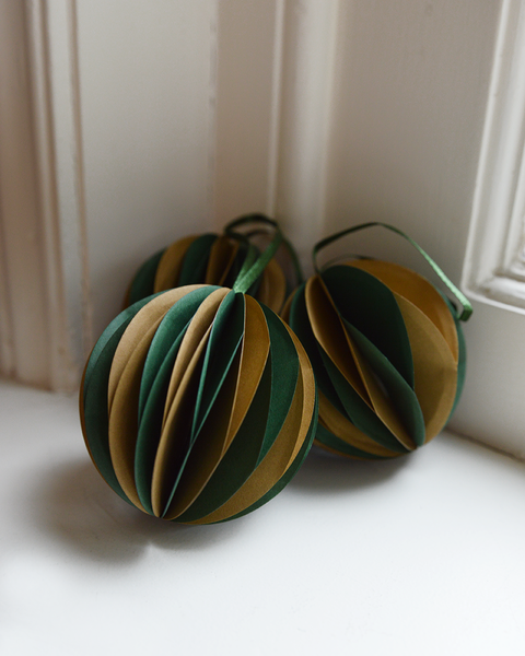 10x 2 COLOURED XMAS GREEN AND COFFEE PAPER BALL