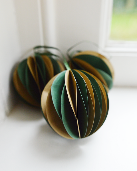 10x 2 COLOURED XMAS GREEN AND COFFEE PAPER BALL