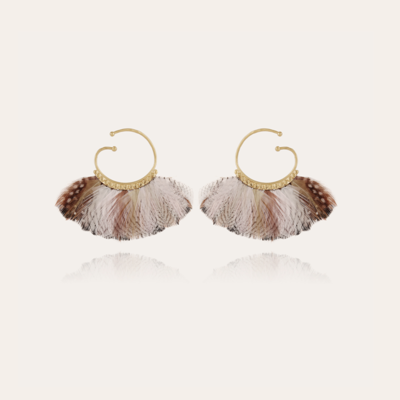 Gas Bijoux Gas Bijoux veren oorbellen 197496 Buzios feathers bruin/beige gold - L 7/6,5 cm - Ring diameter 4 cm