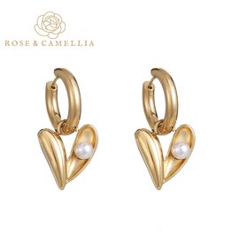 Rose & Camellia Rose & Camellia Oorbellen 0509 Earrings hoops with heart & pearl gold