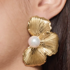 Label Deluxe Bijoux Label Deluxe oorbellen LDLGO124AQ Earrings flower pearl gold 4.5 CM