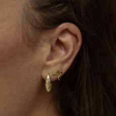 Karma Jewelry Karma Jewelry oorbellen H638 Earrings hinged hoops Alma Hammered 925 silver gold plated 1.5 CM