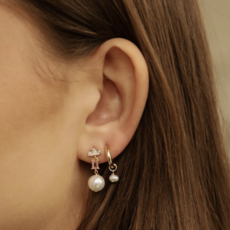 Karma Jewelry Karma Jewelry oorbellen X198_SA Earrings Symbols XL Bowie zirconia pearl Salmon 925 silver gold plated  2 CM