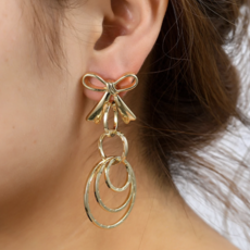 Day & Eve by Go Dutch Day & Eve oorbellen E5075-2 Bow dangle earring gold