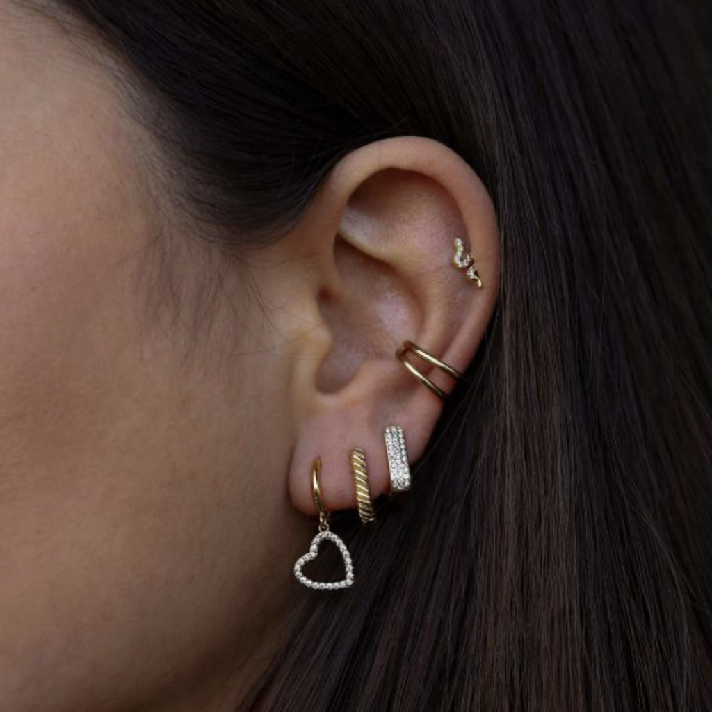 Karma Jewelry Karma Jewelry oorbellen A117 Earrings heart open stones 925 silver gold plated 2.3 CM