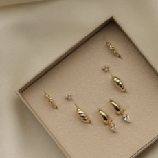 Karma Jewelry Karma Jewelry oorbellen A168GP Earrings hoops Moo drops zirconia 925 silver gold plated 20 MM