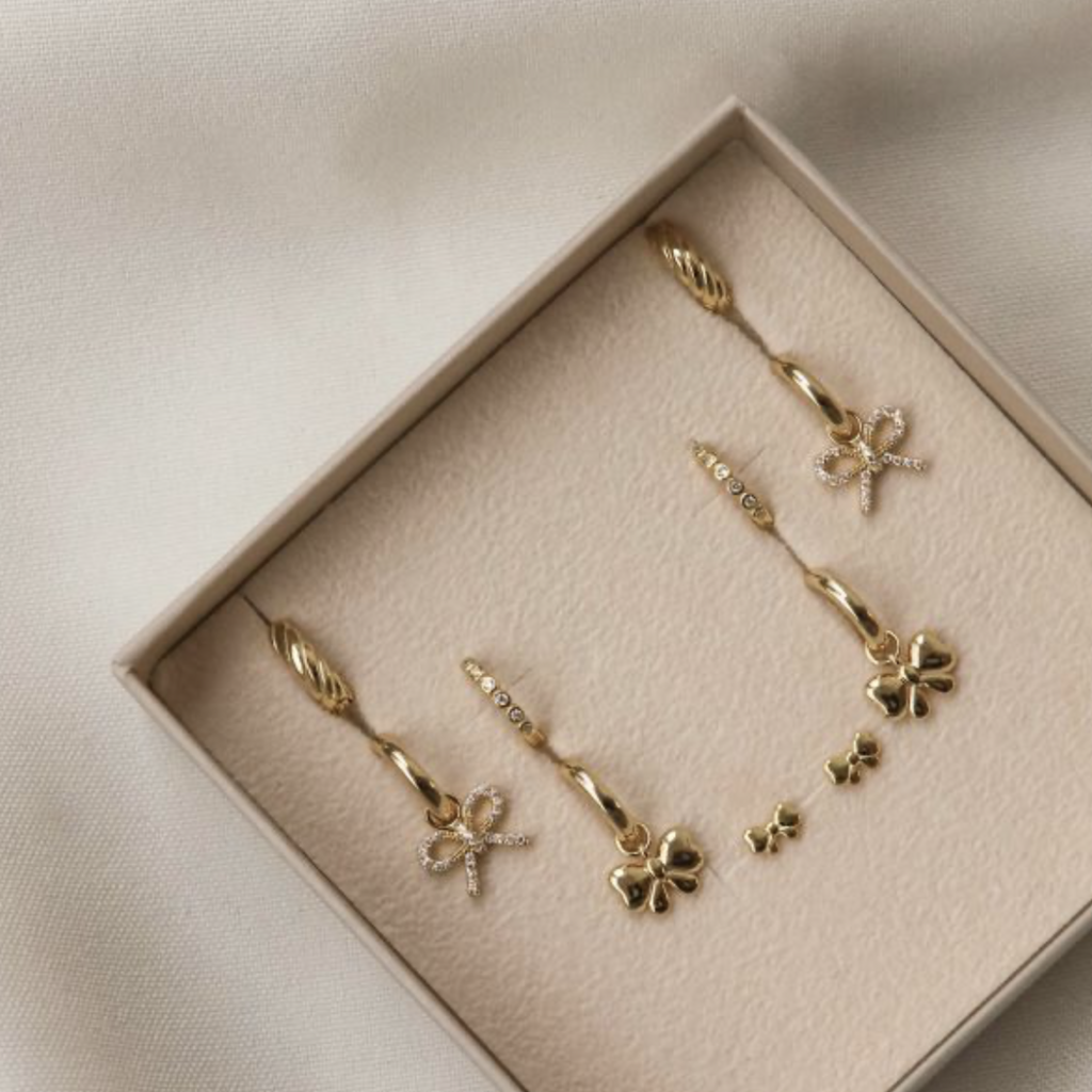 Karma Jewelry Karma Jewelry oorbellen  A156GP Earrings Hoops belle Bow 925 silver 14k gold plated - 22 MM