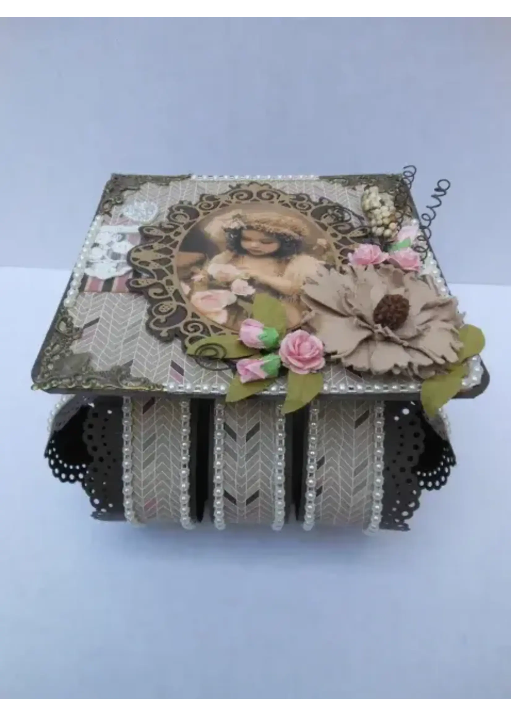 Vintage Doosje met Aparte Zijkanten incl. plaatje