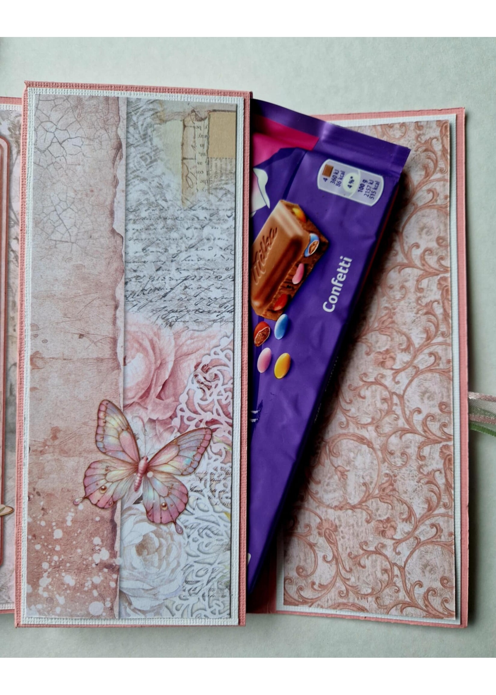 Hightea mini album met theezakjes en chocolade reep