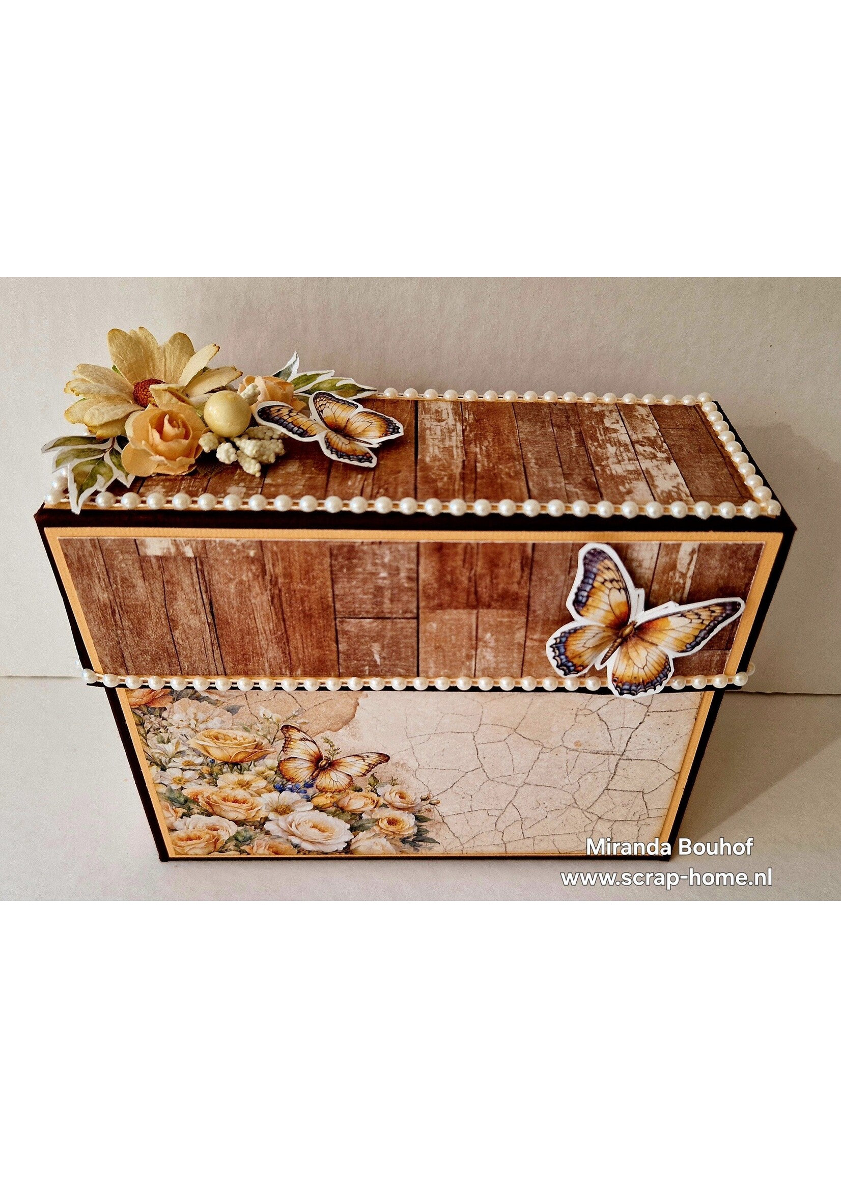 Box met labels en kaarten