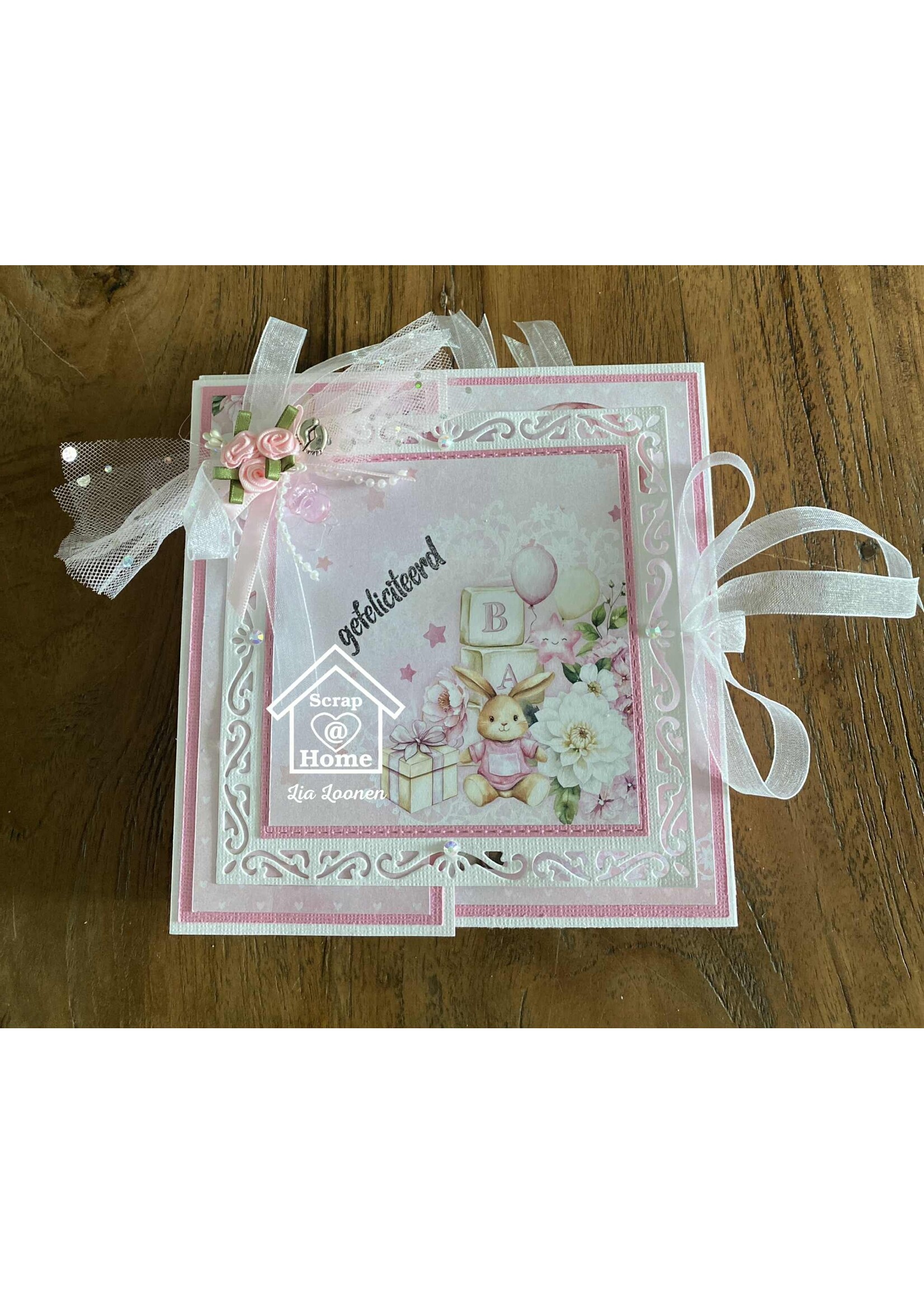 Baby kaart met doosje voor sokjes ontwerp Miranda, kaart gemaakt door Lia