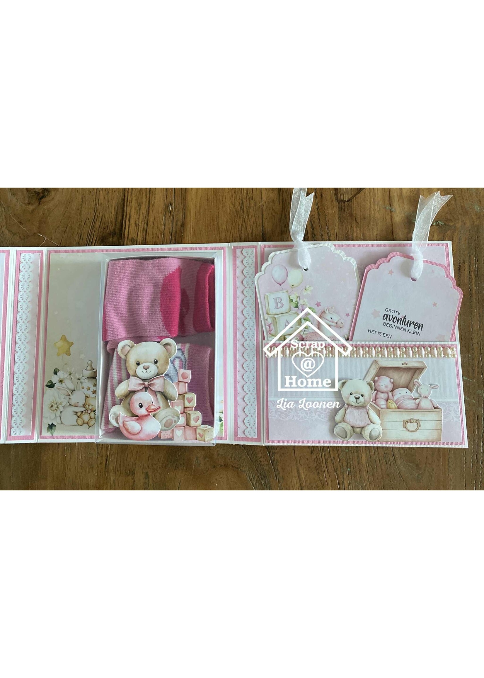 Baby kaart met doosje voor sokjes ontwerp Miranda, kaart gemaakt door Lia
