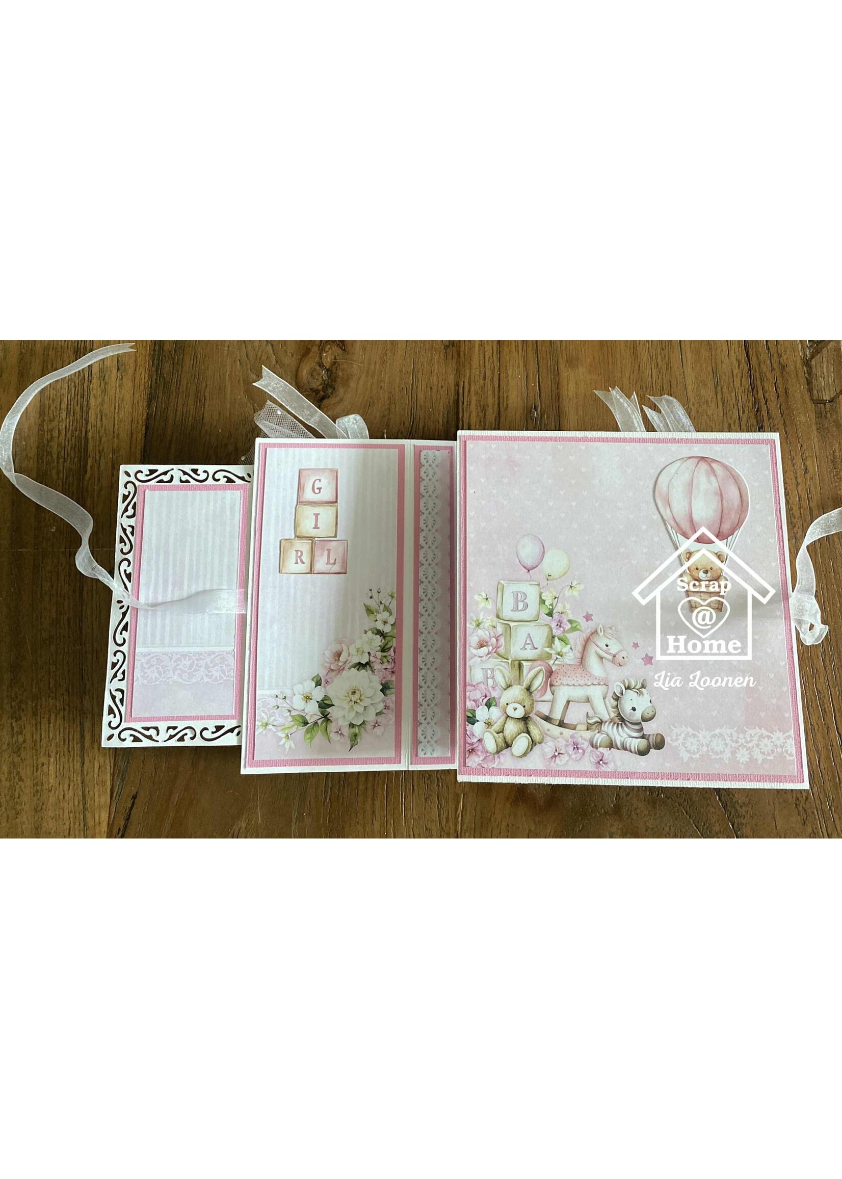 Baby kaart met doosje voor sokjes ontwerp Miranda, kaart gemaakt door Lia