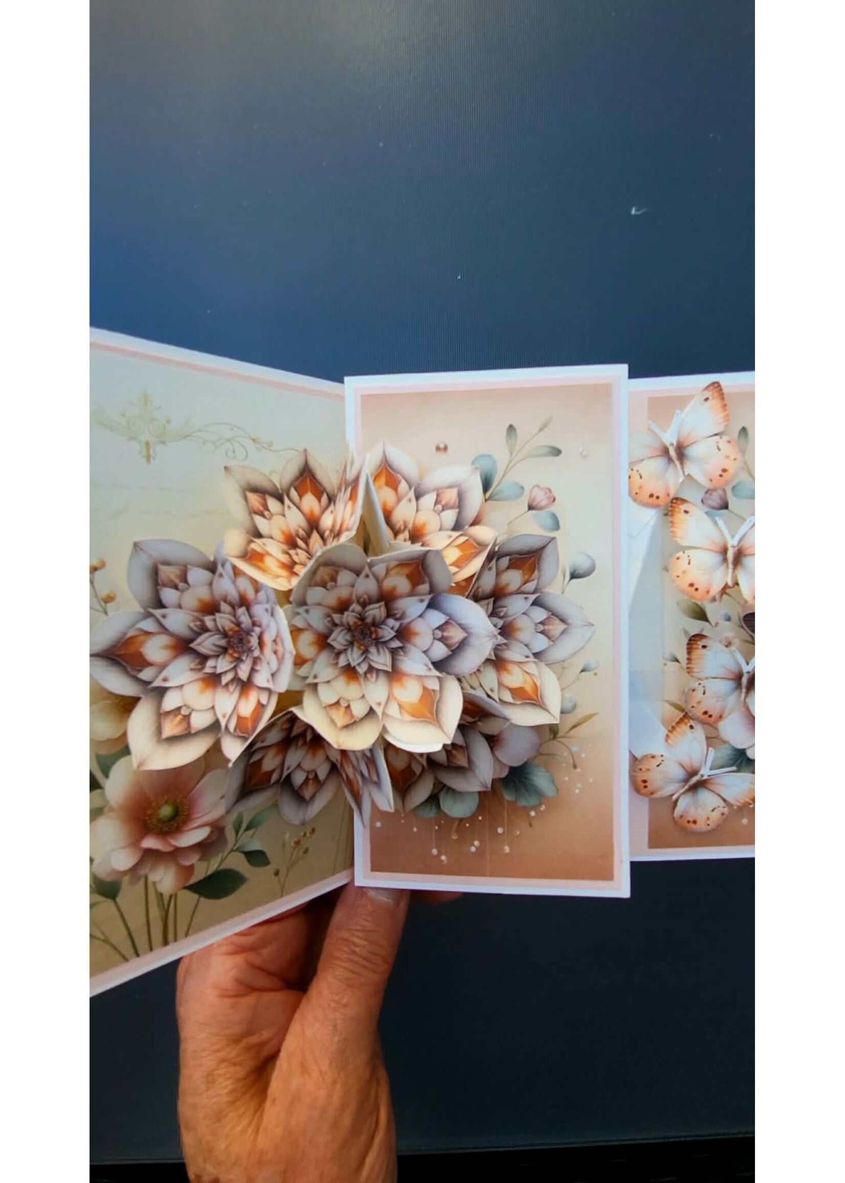 Bloemen pop-up kaart Elly en Lia