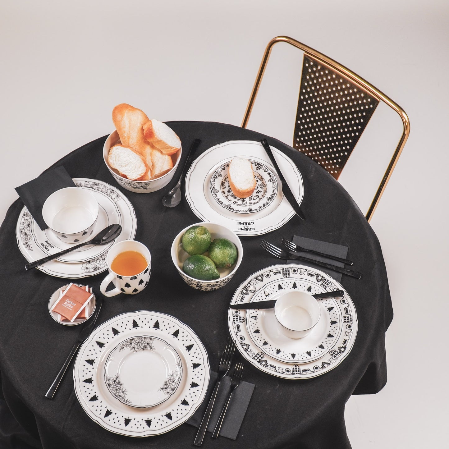 Servies - Borden, Kommen en Etageres voor een Feestelijke Tafel