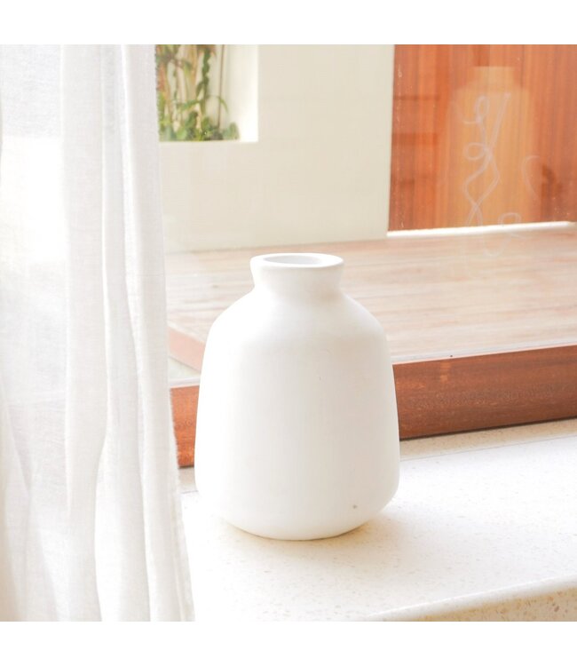 Soeji Vaas Witte kleine ronde decoratieve vaas voor gedroogde of verse bloemen, handgegoten uit klei met BAWA