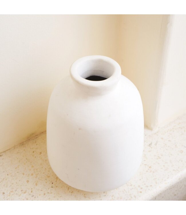 Soeji Vaas Witte kleine ronde decoratieve vaas voor gedroogde of verse bloemen, handgegoten uit klei met BAWA