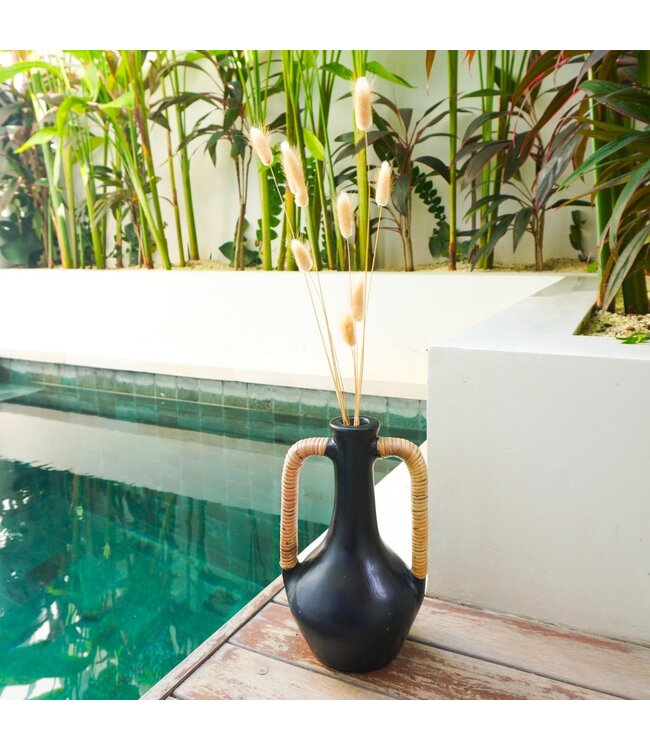 Soeji Vaas Zwarte kleine decoratieve vaas, handgegoten uit klei voor gedroogde of verse bloemen SELAYAR