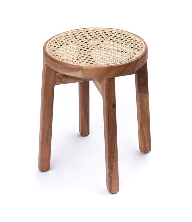 Soeji Houten kruk CARAMIN gemaakt van Trembesi met een zitvlak van geweven rotan