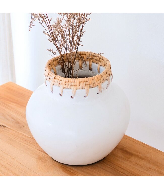 Soeji Witte vaas – decoratieve vaas rond – kleine vaas voor gedroogde bloemen – handgemaakte kleivaas – bloemenvaas van klei en rotan (Ø 23 cm) TUBAN