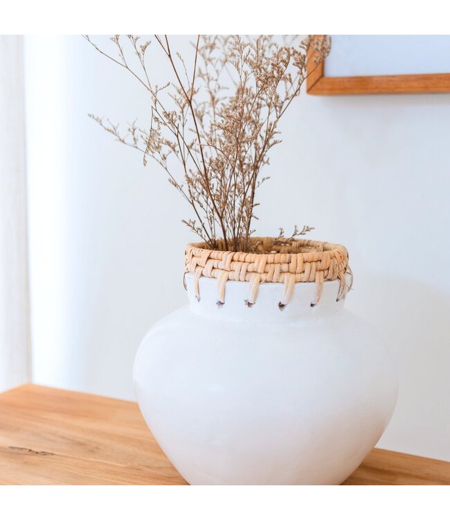 Soeji Witte vaas – decoratieve vaas rond – kleine vaas voor gedroogde bloemen – handgemaakte kleivaas – bloemenvaas van klei en rotan (Ø 23 cm) TUBAN