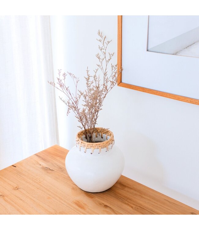Soeji Witte vaas – decoratieve vaas rond – kleine vaas voor gedroogde bloemen – handgemaakte kleivaas – bloemenvaas van klei en rotan (Ø 23 cm) TUBAN