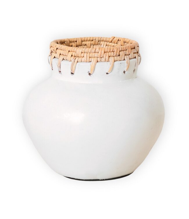 Soeji Witte vaas – decoratieve vaas rond – kleine vaas voor gedroogde bloemen – handgemaakte kleivaas – bloemenvaas van klei en rotan (Ø 23 cm) TUBAN