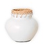 Soeji Witte vaas – decoratieve vaas rond – kleine vaas voor gedroogde bloemen – handgemaakte kleivaas – bloemenvaas van klei en rotan (Ø 23 cm) TUBAN