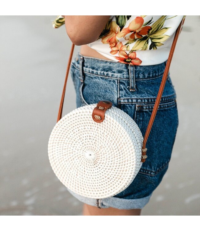 Soeji Ronde rotan tas witte handgemaakte crossbody tas met synthetische lederen riemen schoudertas Boho Bali tas SENJA (wit)