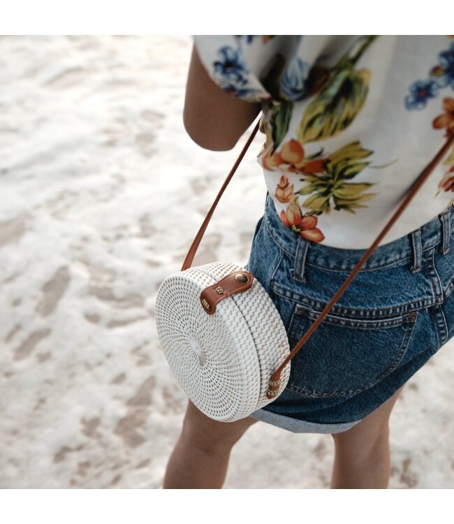 Soeji Ronde rotan tas witte handgemaakte crossbody tas met synthetische lederen riemen schoudertas Boho Bali tas SENJA (wit)