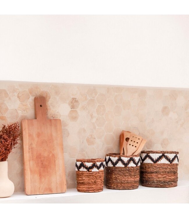 Soeji Kleine Mand Rond voor Planten of als Opbergmand | Geweven Boho Mand SADARA met Macrame Patroon