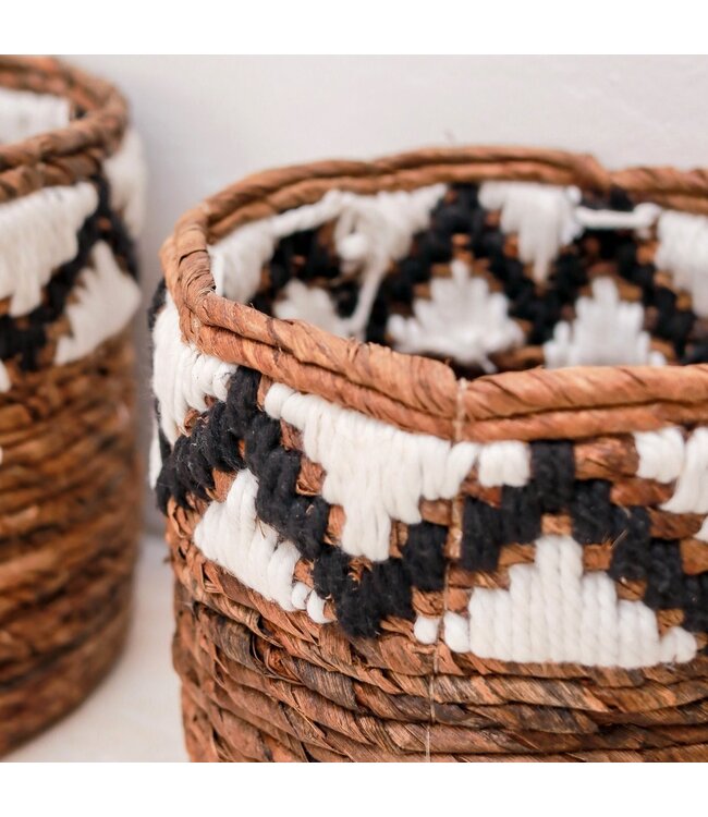 Soeji Kleine Mand Rond voor Planten of als Opbergmand | Geweven Boho Mand SADARA met Macrame Patroon