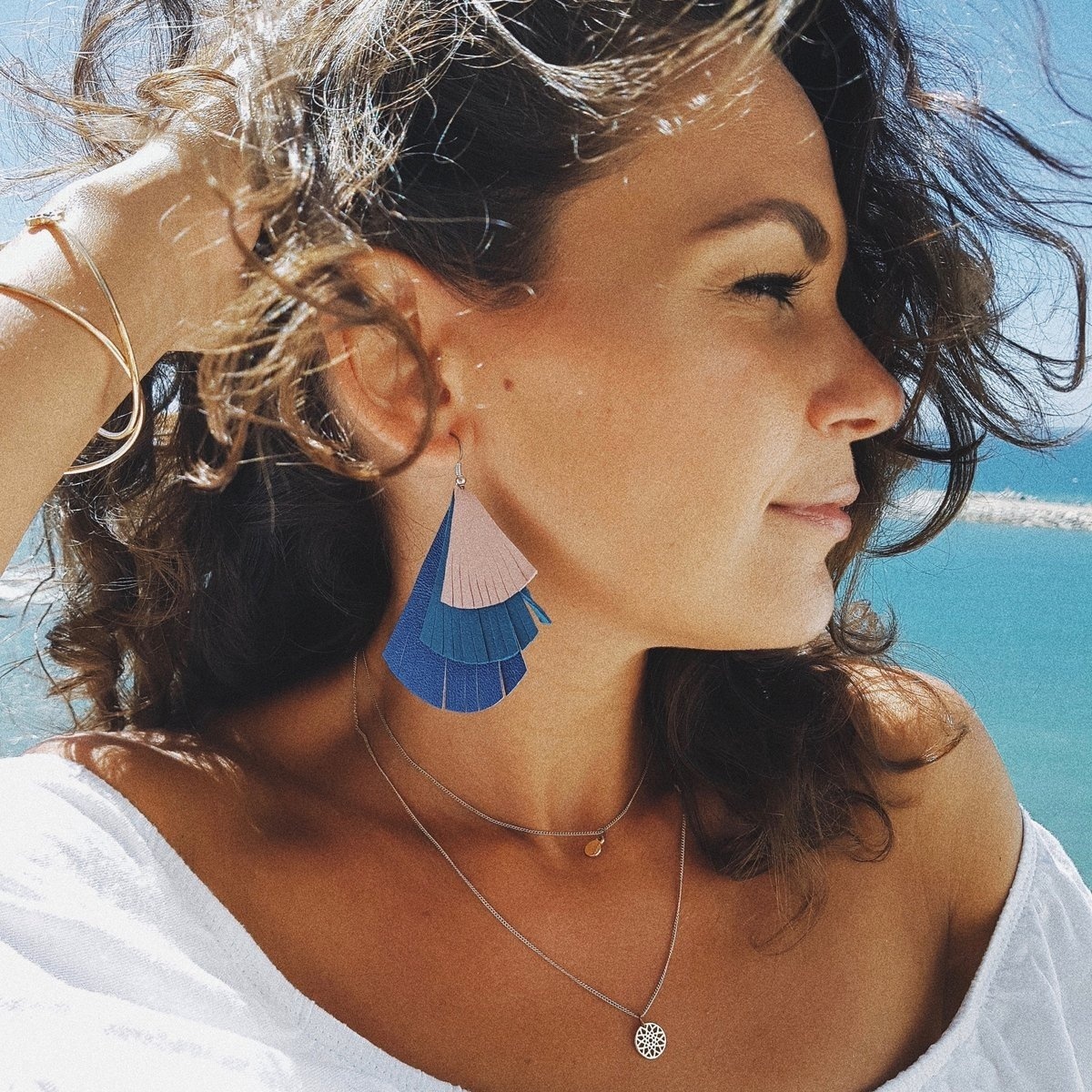 Ontdek onze sieradencollectie vol tijdloze elegantie, verfijnde details en vrouwelijke kracht – met liefde geselecteerd bij Maison Suku