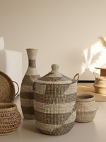 MAISON SUKU Rieten Wasmand & Opbergmand Zwart-Wit Puntdeksel