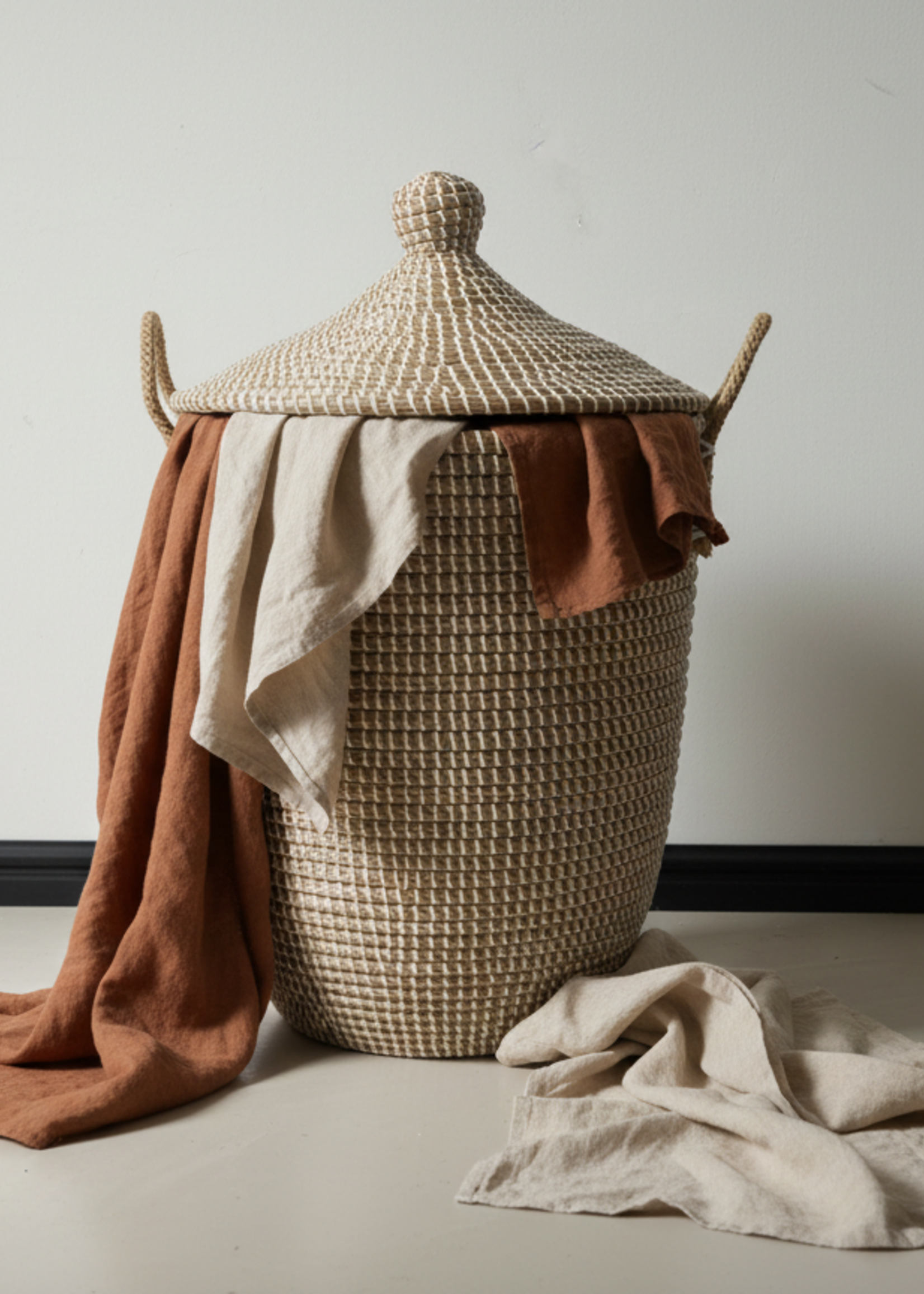 MAISON SUKU Rieten Wasmand & Opbergmand Wit Puntdeksel