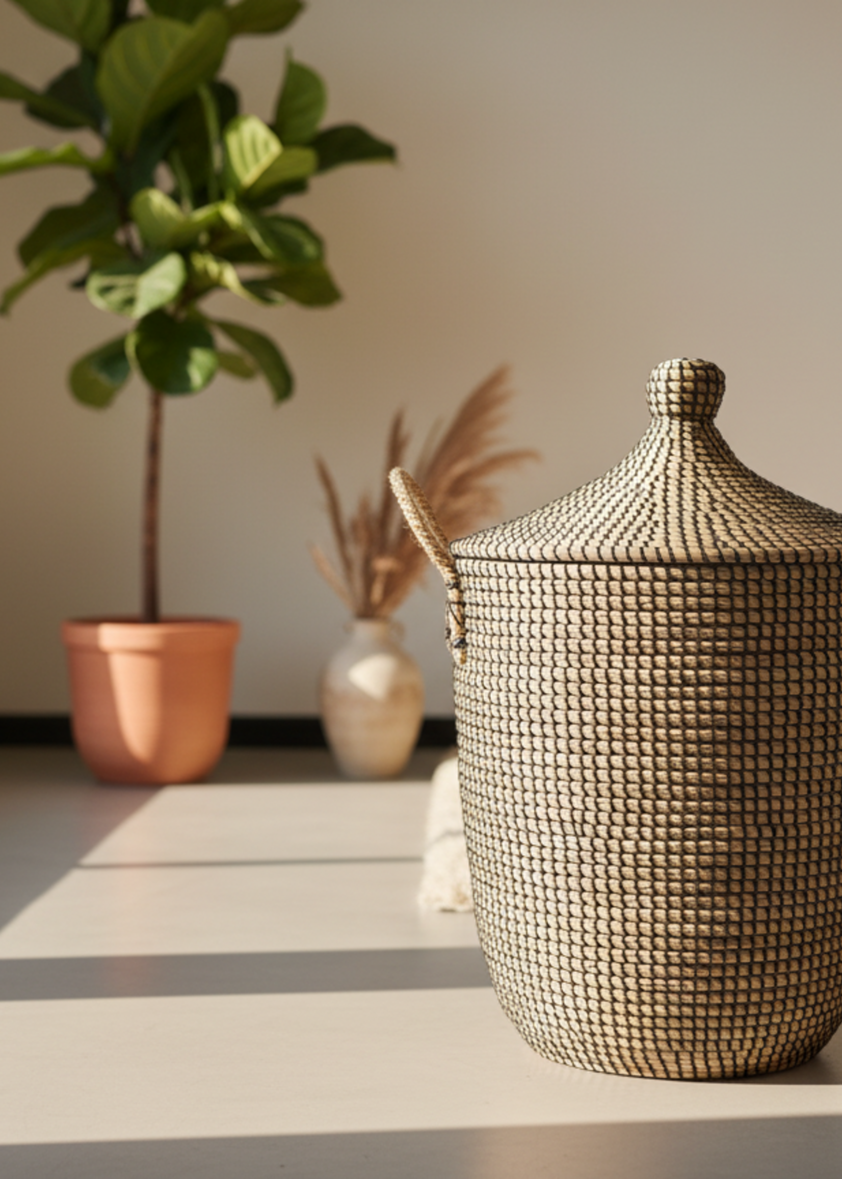 MAISON SUKU Rieten Wasmand & Opbergmand Zwart Puntdeksel